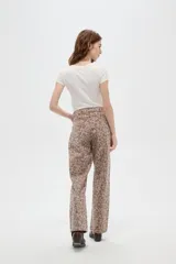 Pantalon de jean de corte recto y tiro alto, con estampado floral en tonos marrones.