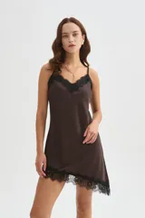 Vestido mini marrón de poliéster, con escote en V, tirantes regulables y detalles de encaje negro en el escote y el ruedo.