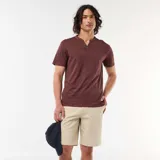 Bermuda chino color beige, confeccionada en tejido dobby con bolsillos laterales y traseros, de corte clásico y calce cómodo.