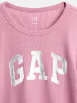 Remera de manga larga confeccionada en tejido tipo waffle, con cuello redondo y logo de la marca estampado en el frente en color plateado.