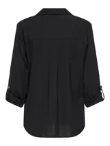 Camisa de viscosa sostenible de manga larga con opción de enrollado, escote en V con cuello camisero, cierre frontal de botones y un bolsillo aplicado en el pecho.