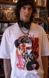 Remera blanca de manga corta y cuello redondo con calce oversize. Presenta un estampado frontal artístico y colorido de David Bowie.