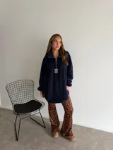 Pantalón de corte oxford con estampado de jirafa en tonos marrones, confeccionado en tela con caída fluida.