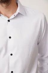 Camisa blanca de Florenzi de algodón con botones negros.