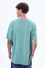 Remera de algodón con efecto lavado, cuello redondo y manga corta, de corte regular y holgado.