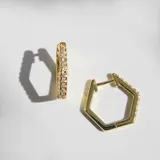 Par de aros argolla hexagonales dorados con bisagra y mini brillantes engarzados.
