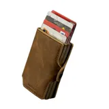 Billetera de cuero color marrón con sistema de apertura automática para tarjetas.