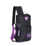 Mochila matera color beige con detalles en lila y negro. Cuenta con un bolsillo frontal extra, correa y llavero desmontable, y tiras con tela mesh. Tiene un parche de corazón lila en la parte superior y la palabra "TRENDY" estampada en lila en el bolsillo frontal.