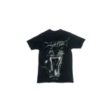 Remera negra de manga corta, con un llamativo estampado frontal que representa la cabeza de un felino rugiendo con fauces abiertas y colmillos prominentes en tonos oscuros y verdosos.