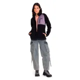 Campera polar negra para mujer, con cierre frontal completo, cuello alto y mangas largas. Presenta un bolsillo vertical con cierre en el pecho de color lila, con logo de la marca.