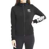 Campera Puma negra con capucha y cierre frontal completo. Logo de Puma estampado en blanco en el pecho y en la manga izquierda.