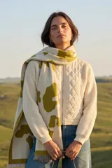 Campera de punto con frente acolchado en diseño de rombos y mangas tejidas, con cierre frontal completo.