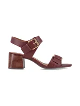 Sandalias de tacón ancho con textura reptil en color bordó, tira ancha en el empeine con hebilla metálica dorada y tira ajustable en el talón.