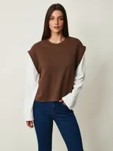 Remera marrón de manga corta con cuello redondo y diseño liso.