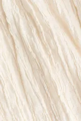 Top de punto texturizado en color beige, con escote redondo, mangas globo largas y acabado elástico fino en puños y bajo.