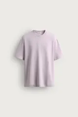 Remera relaxed fit confeccionada en algodón, con cuello redondo y mangas cortas de corte holgado.