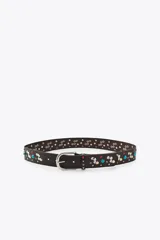 Cinturón de cuero negro con tachas plateadas, rojas y turquesas. Hebilla metálica plateada ovalada.