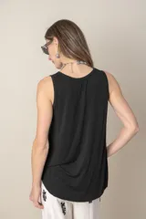 Blusa italiana sin mangas color dorado, con frente de satén y espalda de algodón.