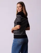 Buzo de punto fino Cable & Gauge, color negro con rayas horizontales blancas, manga corta y cuello redondo.