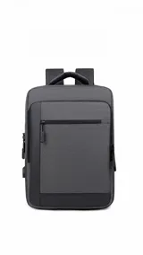 Mochila urbana de diseño minimalista en color gris, con compartimento principal, bolsillo frontal con cierre, puerto USB integrado y espalda acolchada.