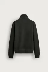 Chaqueta regular fit de cuello subido, confeccionada en tejido técnico interlock de algodón con elasticidad. Presenta cierre frontal con cremallera, manga larga con puños en rib y bolsillos de vivo en la cadera.