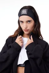 Vincha deportiva negra de poliéster con logo estampado en el centro.