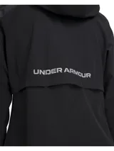 Campera deportiva impermeable Under Armour, modelo Velociti Storm, en color negro. Presenta capucha ajustable, cierre frontal completo, bolsillos laterales con cierre y logo reflectante en el pecho. Confeccionada en tejido elástico y transpirable con ventilación frontal y trasera.