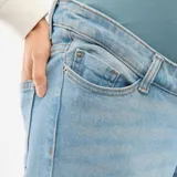 Pantalón de jean estilo regular straight diseñado para embarazo, con cintura elástica integrada para mayor comodidad y ajuste. Presenta un lavado clásico en tono azul claro, corte recto y dobladillo en los tobillos.