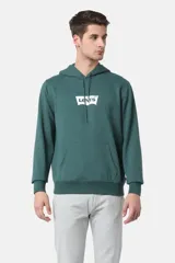 Buzo hoodie verde con logo Levi's estampado en el pecho y bolsillo tipo canguro.