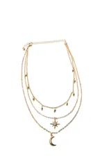 Set de collar de tres capas en tono dorado, con cadena fina, detalles de pequeñas esferas, un dije de estrella con cristal central y un dije de luna creciente.