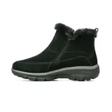 Bota casual Skechers de horma ancha, confeccionada en ante negro con forro interior de piel sintética. Presenta cierre lateral con cremallera, plantilla con amortiguación Air-Cooled Memory Foam y suela con tracción.