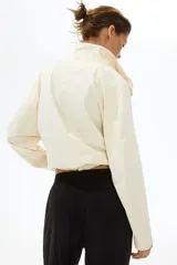Pantalón de viscosa liviana color negro, de tiro alto y corte amplio, con elástico y cordón ajustable en la cintura.