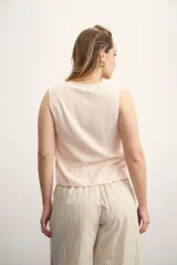 Chaleco blanco con escote en V y lazos para atar en el frente.