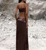 Vestido largo color marrón con lentejuelas, escote en V profundo, aberturas laterales en la cintura y tirantes finos.