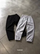 Pantalón jogger de algodón color negro, con corte relajado, cintura elástica con cordón ajustable y puños elásticos en los tobillos.