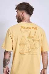 Remera blanca de algodón, corte holgado, con cuello redondo y un pequeño logo bordado en azul claro en el pecho.