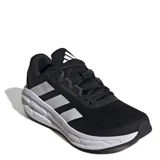 Championes de running Adidas modelo Questar 3, color negro con detalles en blanco y gris. Presentan capellada de malla transpirable, mediasuela con tecnología de amortiguación y suela de goma resistente.