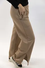 Pantalón deportivo wideleg de color azul marino, con cintura elástica y bolsillos laterales amplios.