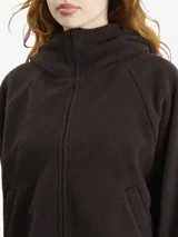 Campera de polar con capucha, cierre frontal completo, bolsillos laterales y puños elásticos. Diseño de corte holgado y textura suave.