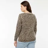 Cárdigan con estampado de leopardo en tonos beige y marrón, con cuello redondo y cierre frontal con botones.