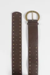 Cinturón de cuero vegano color marrón, con diseño de doble hilera de tachas metálicas doradas y hebilla circular de metal envejecido.