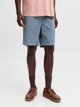Bermuda de calce relajado color gris, con cintura ajustable con cordón, bolsillos delanteros y traseros, confeccionada en tejido dobby con sutil textura geométrica.