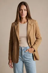 Blazer negro de textura gamuzada con solapas clásicas, cierre frontal de dos botones y bolsillos laterales con solapa.
