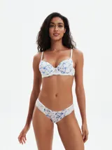 Conjunto de bikini de dos piezas con estampado floral en tonos azules y blancos, con detalles de encaje blanco en los bordes.
