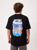 Remera negra de algodón con gran estampado gráfico en la espalda de una lata de refresco con la inscripción "Rusty Soda Club". Corte holgado y mangas cortas.