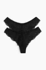 Pack de dos bombachas tipo brasileña de encaje negro, tiro bajo con cintura en V y bordes festoneados. Presentan un refuerzo interior de algodón.