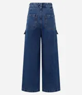 Pantalón estilo años 90 de tiro alto confeccionado en jean, con bolsillos cargo en los laterales y trabillas en la cintura.