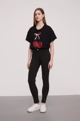 Pantalón jean de corte skinny y tiro medio, con diseño clásico de cinco bolsillos y costuras reforzadas.