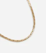 Collar corto dorado con cadena de eslabones planos diamantados y cierre de mosquetón.