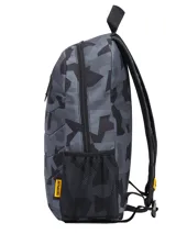 Mochila Caterpillar modelo Benson, con estampado geométrico en tonos grises y negros. Cuenta con compartimento principal con cierre, bolsillo frontal, bolsillos laterales de malla y logo de la marca en la parte superior.